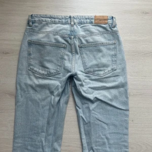 Ljusblå jeans - Ljusblå jeans från Gina Tricot. De är lågmidjade men de är omsydda till lite lägre i midjan ändå. Så de har en lapp i skrevet men inget som syns när man har på sig.🥰