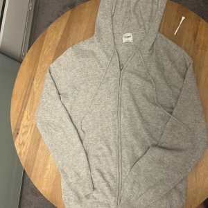John Henric zip - En stilren John Henric Kashmir zip i storlek M. Mycket bra skick.