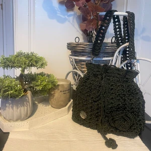Handvirkad grön vardagsväska  - En grön, mjuk virkad väska som jag gjort för hand hemma. Färgen påminner om tidiga vårblad och passar lika bra till den snabba morgonkaffet på stan som till lugna promenader i kvällssolen.      Den rymmer precis det du behöver: mobil, plånbok, nycklar och kanske en liten bok eller din favoritläppbalsam.                                                   För 399 kr får du inte bara en väska – du får ett personligt hantverk som 💚