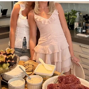 Hm klänning - Slutsåld hm klänning aldrig använd! Den är nyskick och det är bara att köpa med köp nu!❤️