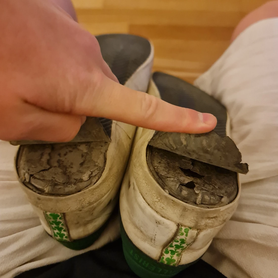 Vita och gröna sneakers från The Gallerist - 2