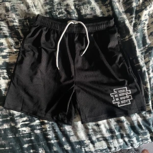 Eric Emanuel shorts - Säljer nu dessa riktigt feta Eric Emanuel shortsen i storlek M. Shortsen sitter bekvämt och är luftiga, perfekt för sommaren!