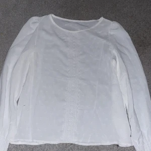 Vit blus - Nästan aldrig använd, ser helt ny ut