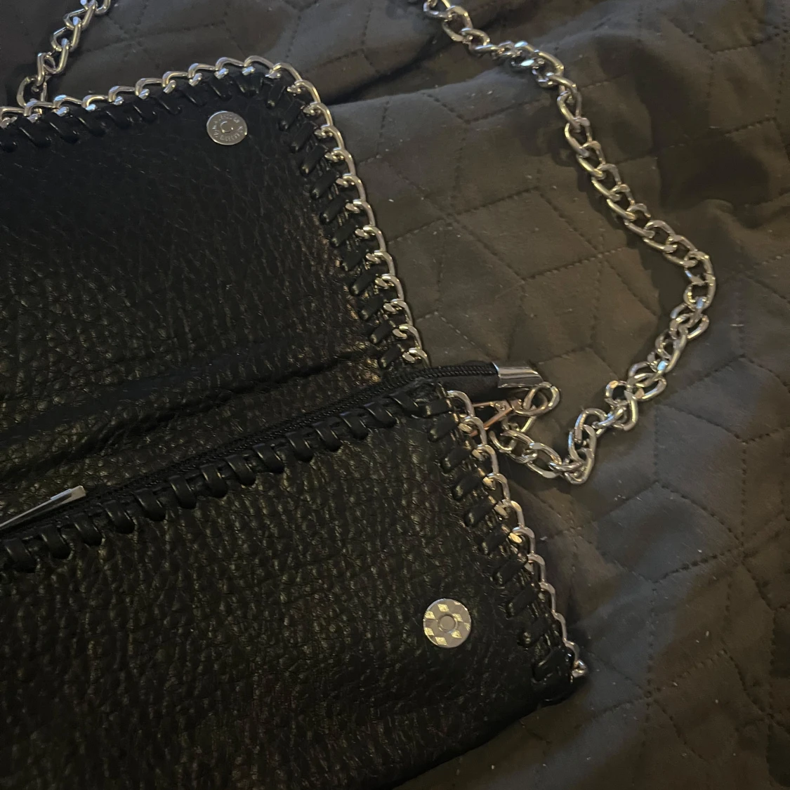 Svart axelväska med kedja från Tiamo - 2
