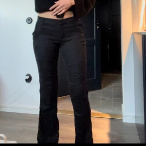 Svarta bootcut linnebyxor - Säljer ett par svarta linnebyxor som ser ut som kostymbyxor!!💗snyggaste passformen men passar perfekt nu i sommar 