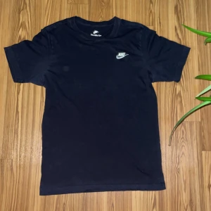Nike T-Shirt - Jag säljer min Nike T-Shirt för att den inte passar längre. Den är använd, nästan som nyskick. Storlek S