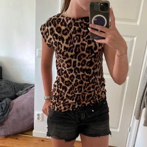 Leopardmönstrad topp Black Label XS - Säljer en snygg leopardmönstrad topp från The Black Label Collection i storlek XS från lager 157. Toppen säljs inte längre då den var del av förra årets sommar collection. Toppen har korta ärmar och är gjord i ett mjukt, stretchigt material som sitter skönt på kroppen. Najs och lätt på varmare sommardagar.