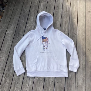 Vit hoodie Polo Bear Ralph Lauren M - Vit Polobear hoodie från Ralph Lauren i storlek M. Tröjan är i Bra skick 7,5/10 och passar sin storlek! Hör av er om frågor!