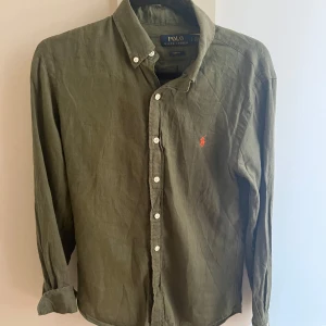 Olivgrön linneskjorta Polo Ralph Lauren - Snygg olivgrön skjorta från Polo Ralph Lauren