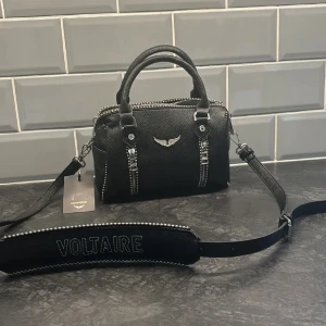Zadig Voltaire väska sunny  - (INTE MIN BILD), säljs då den inte kommer till användning | har använd den på ett sparsamt sätt så den är på mycket bra skick🩷 