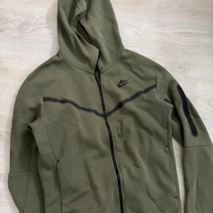 Olivgrön Nike tech - Passar båda killar och tjejer den är äkta och priset är jätte bra 
