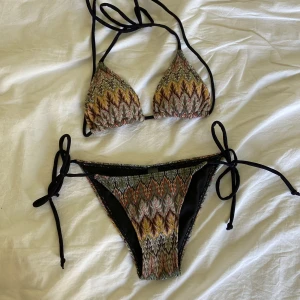 Mönstrad bikini  - Superfin mönstrad bikini från design by si. Endast använd en gång och har blivit tvättad 💗hör av dig vid frågor 💗