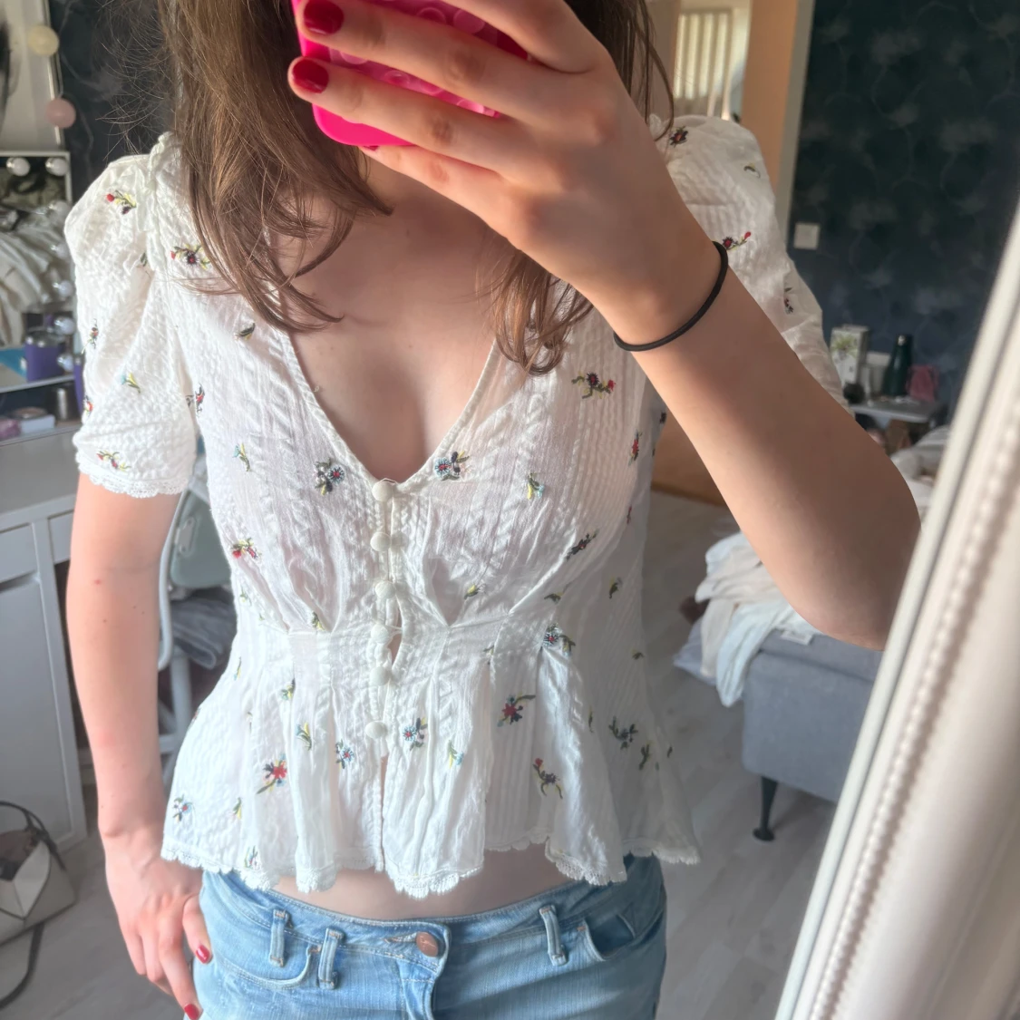 Vit blommig blus med knappar - 1