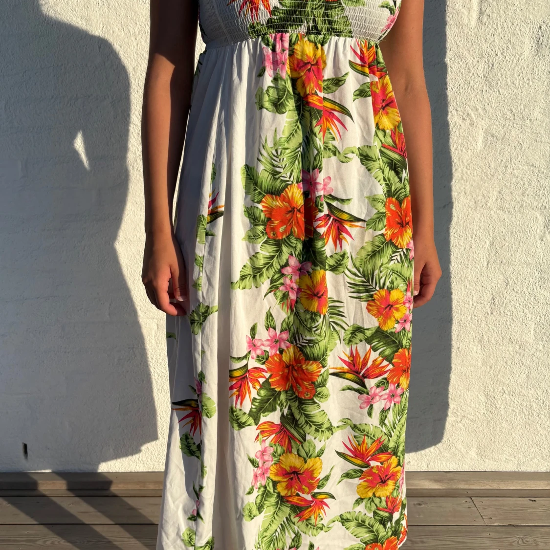 Vit långklänning med blommor Atmosphere