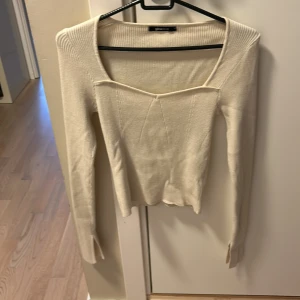 Ribbad ljusbeige långärmad tröja Gina Tricot - Supersnygg ribbad långärmad tröja från Gina Tricot i ljusbeige. Tröjan har en v-ringad halsringning och sitter tajt mot kroppen. Är i bra skick. Storlek S. Köpt för 350kr och säljs för 50kr 