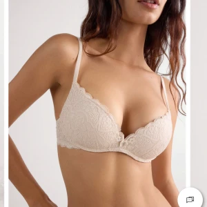 Intimissimi BH - Krämfärgad BH från Intimissimi i modellen ”Gioia”. Aldrig använd! Storlek 75C