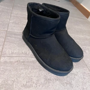 Vinterskor - Svarta boots  - Mysiga svarta boots som är jättesköna på insidan. Skorna har rund tå, platt sula och klassisk enkel design som passar perfekt när det är kallt ute. Skorna är normala i storleken