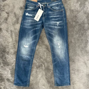 Dondup jeans george - Tja! Säljer nu dessa feta dondups jeansen! Jeansen är i fint skick med orginal slitningar och en fin tvätt på jeansen! Nypris på jeansen är cirka 4000kr, Vid bilder eller frågor skriv privat!