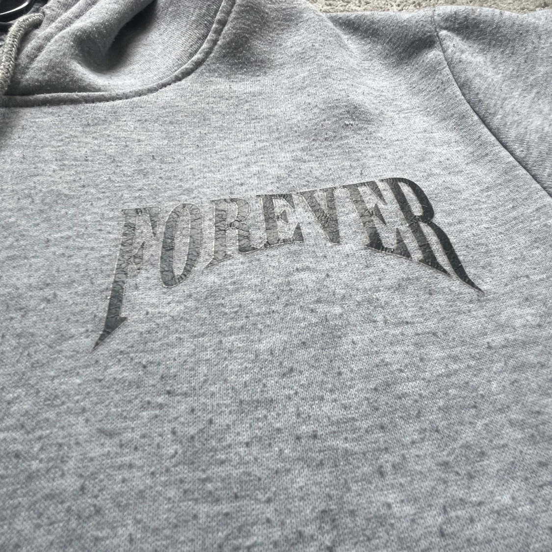 Grå hoodie med Forever-tryck och ängel - 1