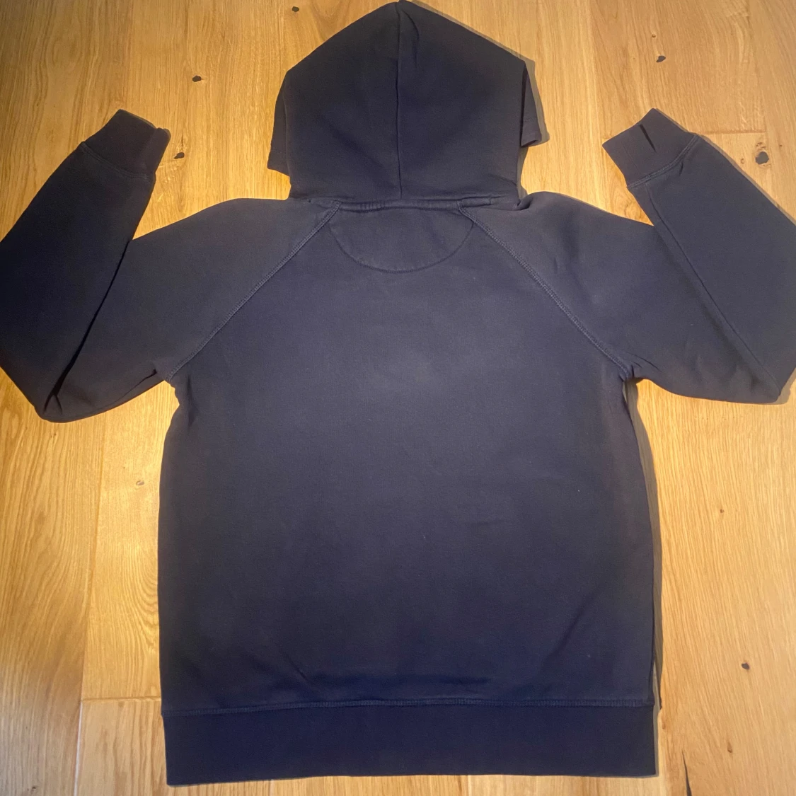 Marinblå hoodie från GANT - 1