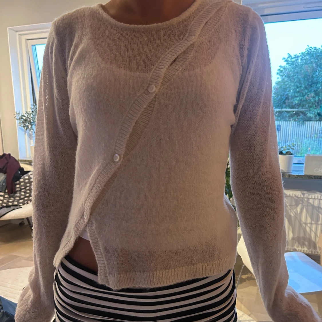 Krämvit tun kofta med knappar på sneden 