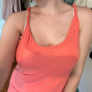 Coralfärgad top  - Är lite söndrig som visas i sista bilden 