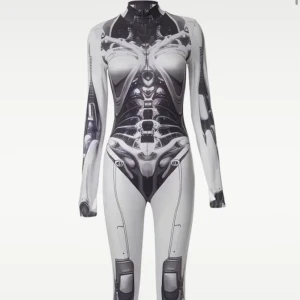 Bodytrikot med robotmönster - Supersnygg helkroppsbody i tight passform med futuristiskt robotmönster i svart, grått och vitt. Långärmad och med hög hals, perfekt för dig som vill sticka ut på maskerad eller cosplay. Materialet är stretchigt och följsamt för en riktigt slimmad look.