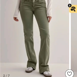Olivgröna bootcut jeans - Helt oanvända gröna jeans från Nelly 
