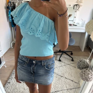 Blå volang topp - Jag säljer en blå volang topp från Zara🩵. Jag har aldrig använt den har bara legat i gaderoben för jag har inte fått något användnings tillfälle för den! Sitter som xs-s❤️