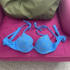Calzedonia bikinitopp - Calzedonia bikinitopp. Aldrig använd. Storlek 80B