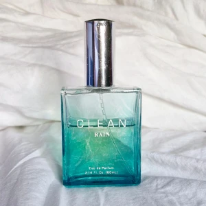 Clean Rain 40ml - "Rain" eau de parfum från märket Clean.  Fräsch och trevlig unisexdoft för vardagen! 60 ml flaska varav ca 40 återstår 💕 (Nypris för 30 ml är ca 400 kr) Noter: Top: Bergamot, Chilled Cucumber, Waterlily Middle: Dewy White Flowers, Cyclamen, Muguet Dry Down: Patchouli, Rainforest Vetiver, Clean Musks  Pris är förhandlingsbart! Hör gärna av er vid frågor 😊