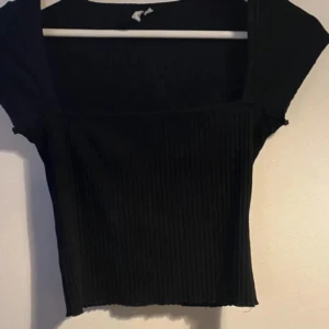 Svart topp från NLY!  - Svart ribbad topp från NLY trend! S Jättefint skick  Inga skador eller anmärkningar eller noppror