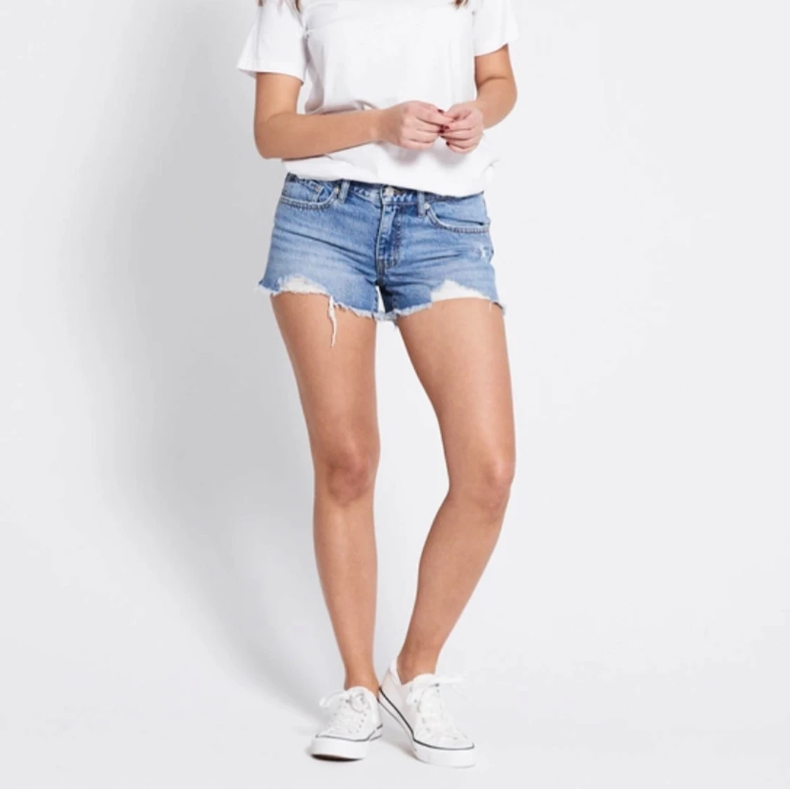 Blå jeansshorts med slitningar  - 3