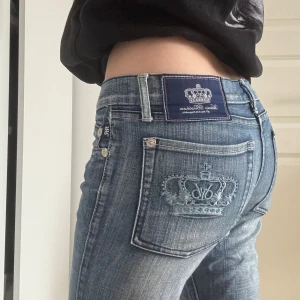 Victoria Beckham jeans - Jättefina lågmidjade Victoria Beckham bootcut jeans! Dom har inga defekter förutom längst ner på benen och där jag har förstärkt dom i grenen.              Innerbenslängd: 78cm, Midja rakt över: ca 39cm