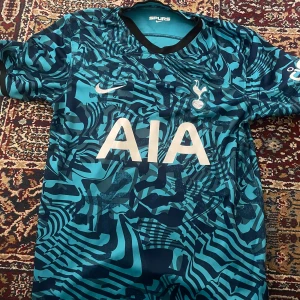 Tottenham fotbollströja    - Fotbolls T-shirt Tottenham storlek S riktig fet säljer då ja ej använder den