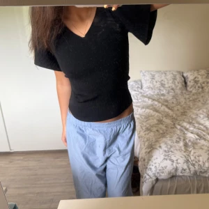 Volangtopp - Fin topp med volangärmar från vero moda🤍defekt i fram men inget som syns mycket när man bär tröjan