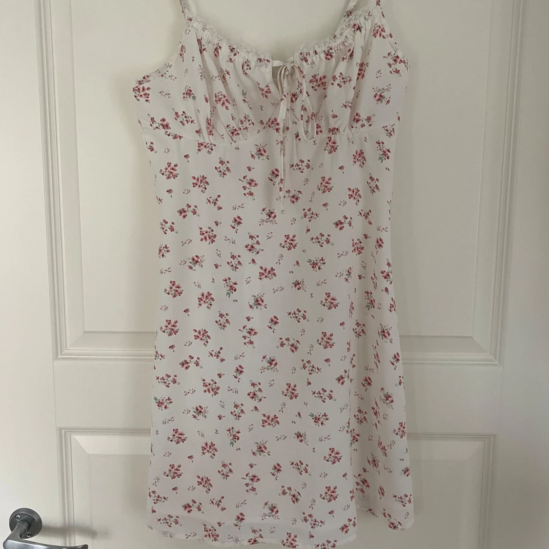 Blommig kortklänning - 1