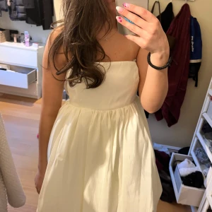 Studentklänning - Superfin vit klänning, passar perfekt till studenten! Den är helt oanvänd med prislapp och säljer då den ej kom till användning. Nypris var ca 2500kr, kan posta snabbt!🩷