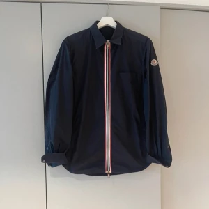 Moncler Jacka  - ‼️VI TAR EJ BYTEN‼️Moncler Overshirt Jacka | Skick: 8,5/10 | Storlek (3) Passar (L/M) | Fraktar inom 24H efter köp på köparens bekostnad 📦💨 | Hör av dig vid minsta fråga eller fundering 💭