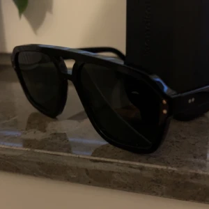 🕶 Monokel Eyewear solglasögon – Nypris 1600 kr - Säljer mina snygga svarta solglasögon från Monokel Eyewear, modell med klassisk och stilren design. Passar både killar och tjejer, perfekta till sommaren eller året runt.  ✔️ Väldigt bra skick – endast försiktigt använda ✔️ Reptfria glas ✔️ Originaletui medföljer (se bild)  💸 Nypris: 1600 kr 💰 Mitt pris: 799 kr (kan gå med lite i pris)  📦 Kan mötas upp eller skickas snabbt!                     Det är bara att slå en signal så svarar jag så snabbt som möjligt och hjälper dig med allt du vill veta ☺️