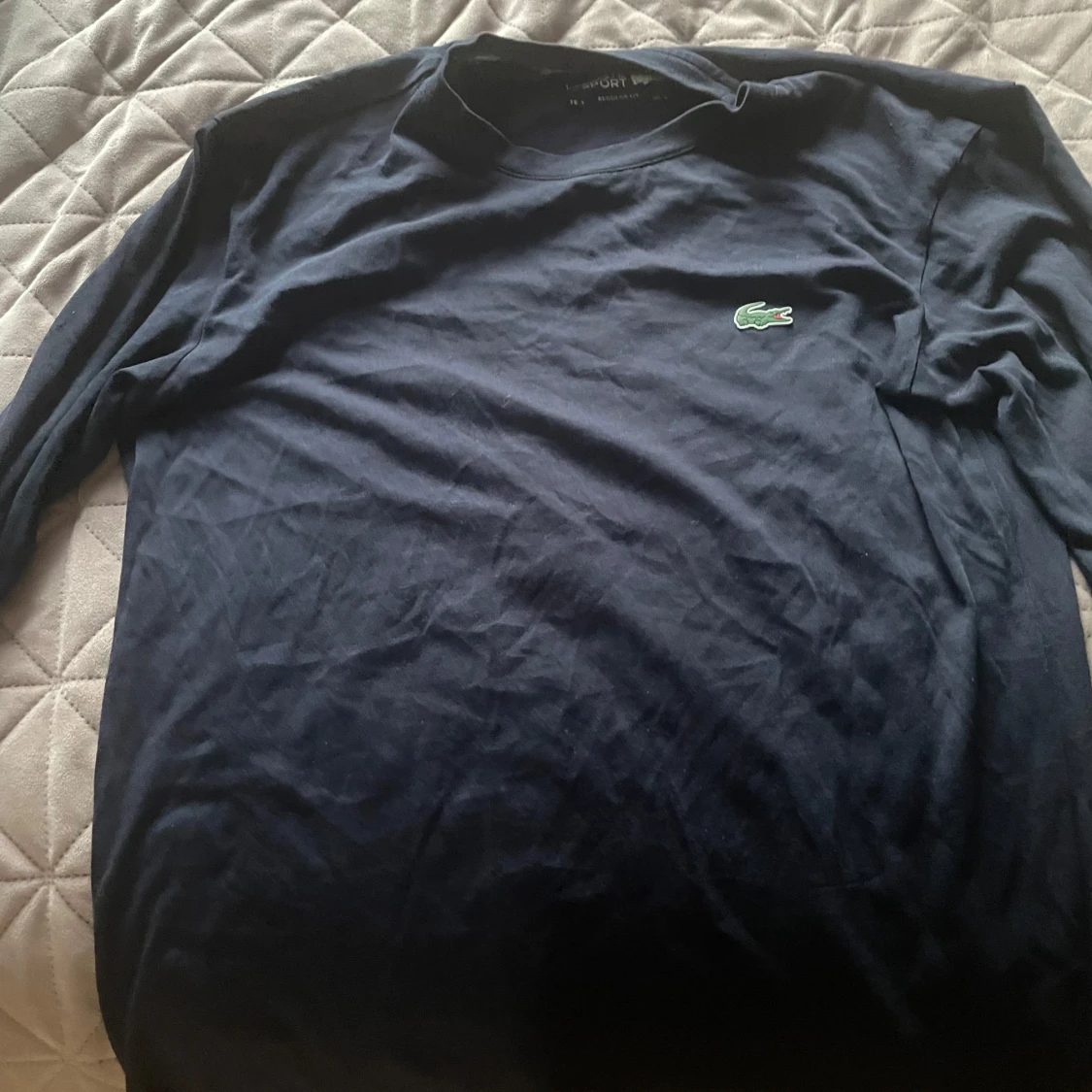 Mörkblå långärmad tröja från Lacoste