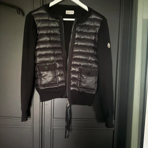 Svart cardigan jacka från Moncler - Säljer min cardigan då den inte kommer till så mycket användning, stl 1😊ställ frågor vid fundering