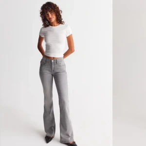 Grå bootcut jeans från Gina Tricot - Grå jeans från Gina Tricot med bootcut och låg midja. Knappt använda☺️