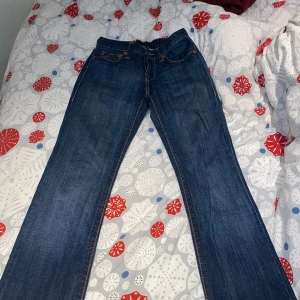 True Religion bootcut jeans blå, stl 26 - Säljer ett par klassiska blå jeans från True Religion bootcut/ raka. Jag är 160 och dom passar mig i längden. Säljer dom för att de är för småa. De är köpta för 900 och de är i ganska nytt skick.