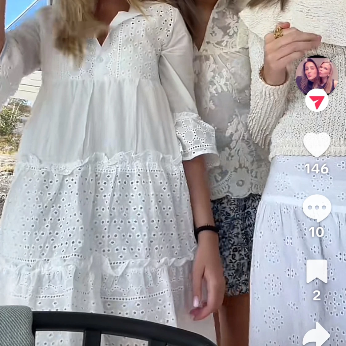 Vit klänning med volang och spetsdetaljer