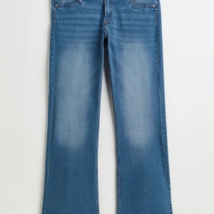 Lågmidjade bootcut jeans  - Lågmidjade från hm,köptes här på vinted men var för stora för mig därför jag säljer, bilder är lånade. Finns tecken på användning ex slitning vid fot men inget som man inte lägger märke till. Skriv för frågor💕