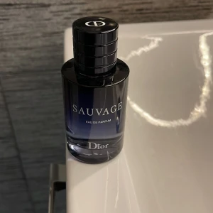 Dior Sauvage Eau de Parfum 60ml - Dior Sauvage 60ml flaska, ungefär 10-15 sprut tagna. Låda tillkommer ej. 