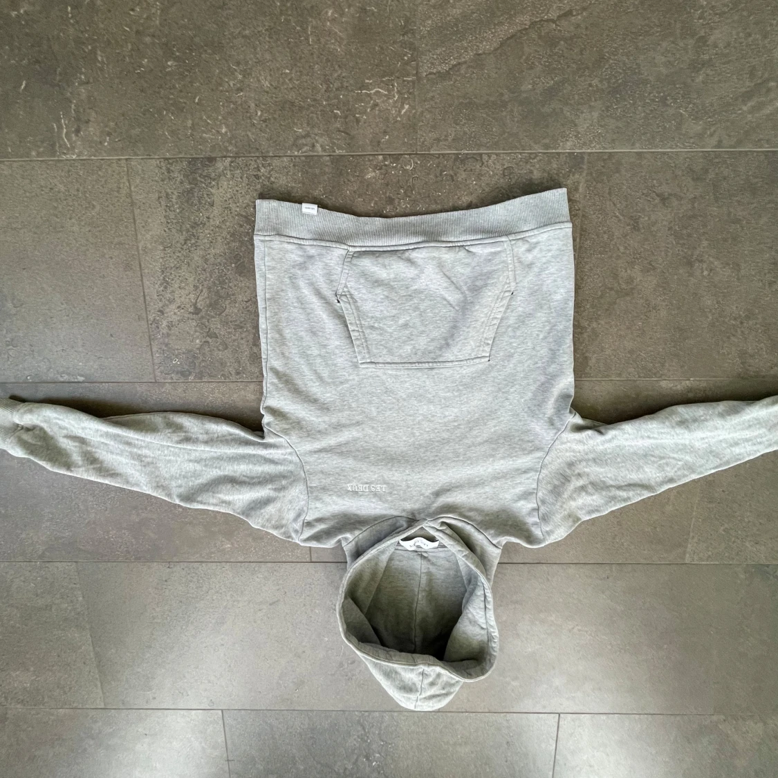 Grå hoodie från Les Deux - 2