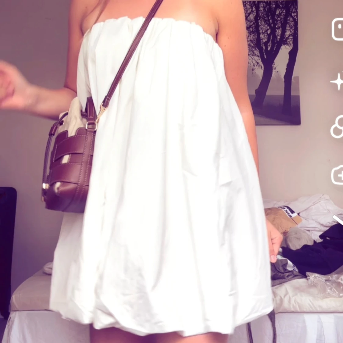 Vit voluminös kort klänning