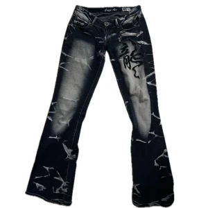 Crazy Age Jeans🌊 - Jeans från Crazy Age, storlek 38 men passar mindre! Knappen ramlade av så en ny är påsydd.